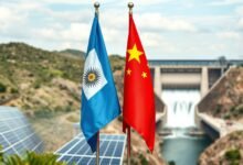 Kerjasama energi Argentina-China dengan latar belakang panel surya dan bendera kedua negara